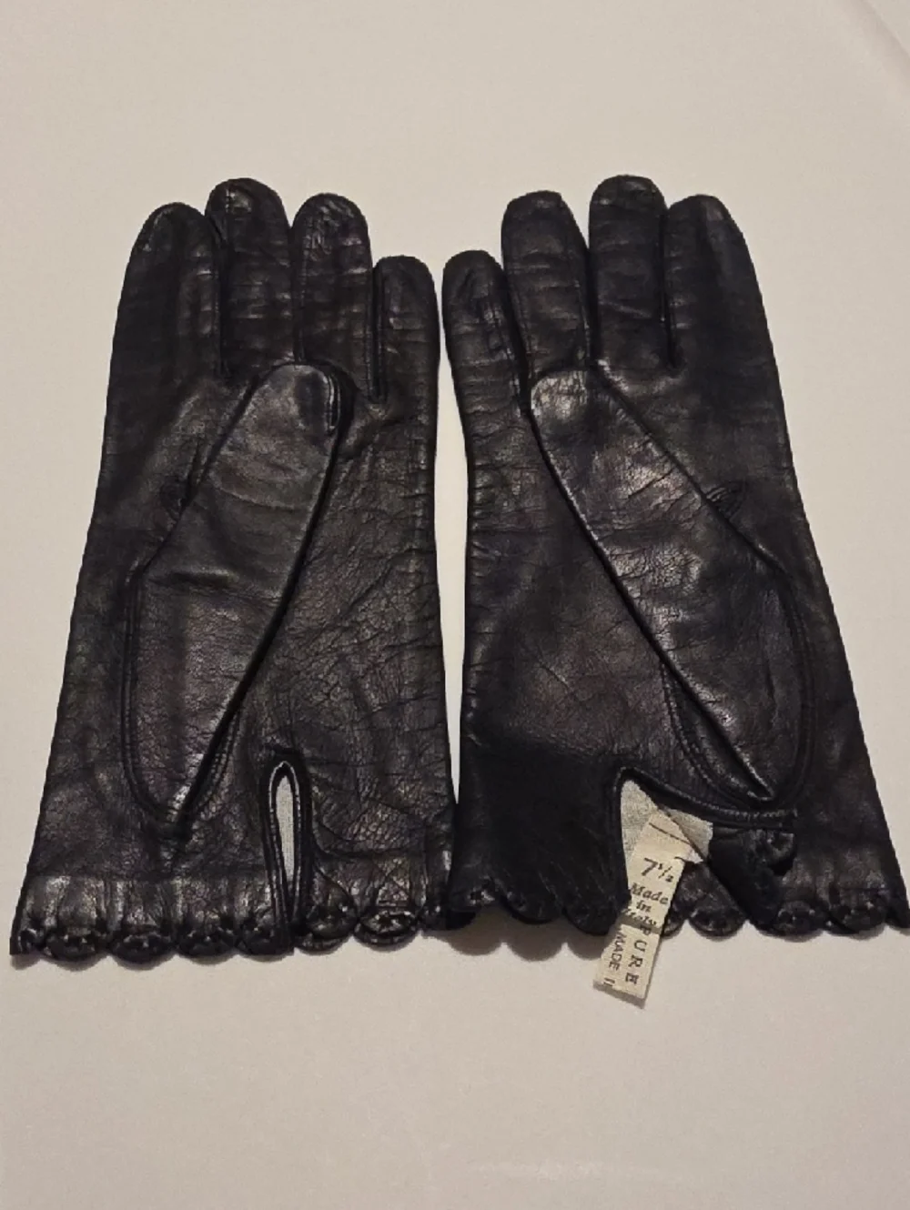 Black Leather Gloves with Scalloped Edge